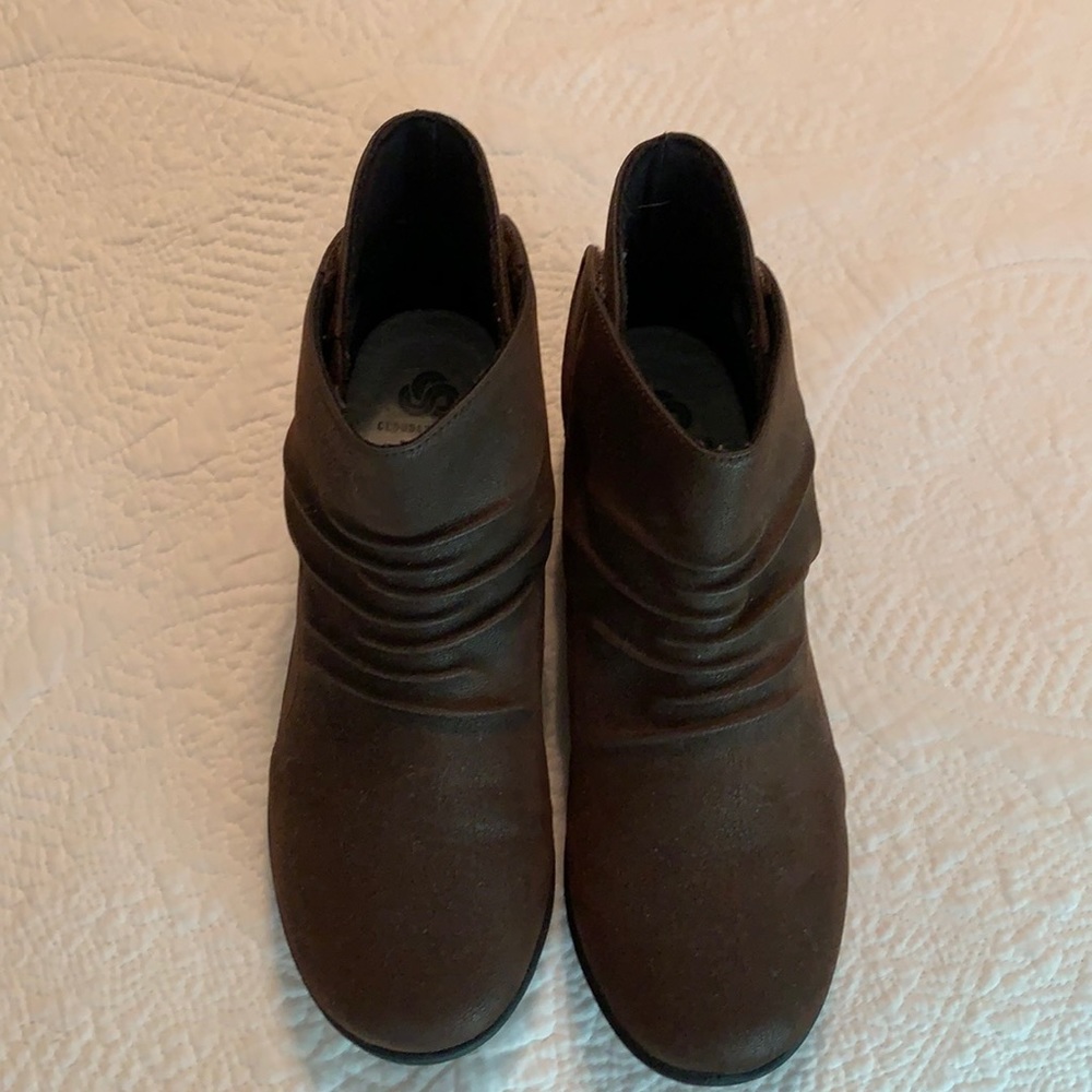 Women’s Clarks cloudsteppers ankle boots